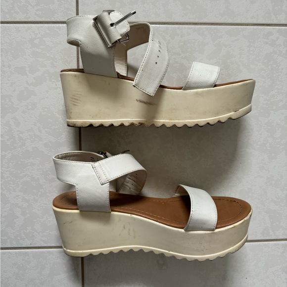 White platform sandal - Picture 3 of 5